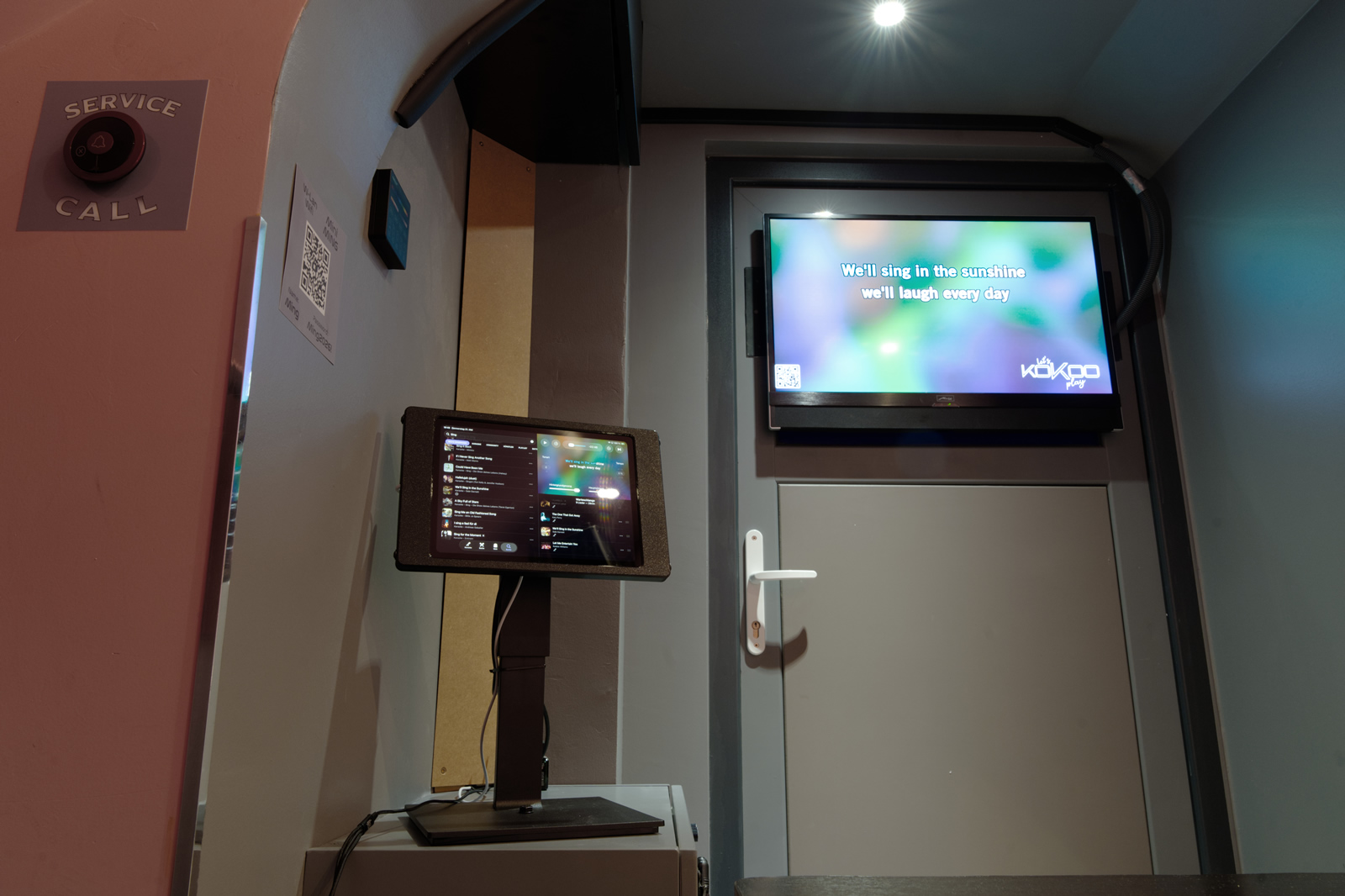 Karaoke Raum Mini Ming Ansicht zur Tür, KOKOO Frankfurt