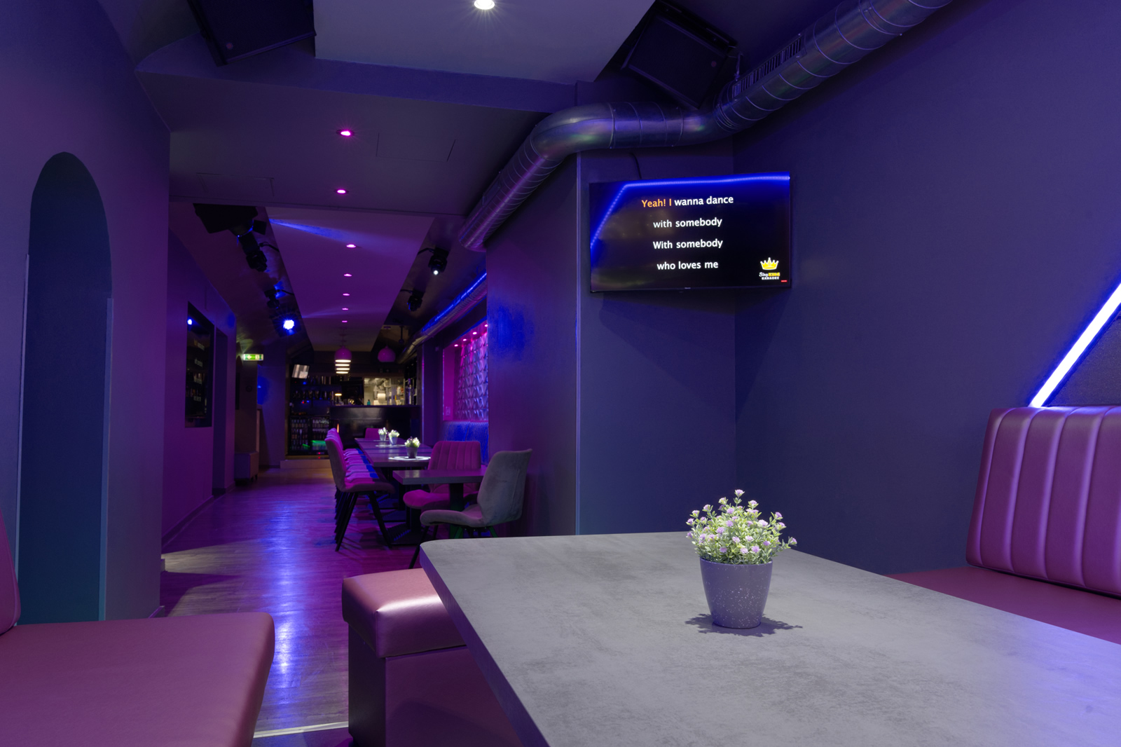 Karaoke Raum Stage Ansicht zur Bar, KOKOO Frankfurt